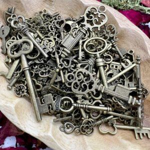 10 Skeleton Keys Witches Charms